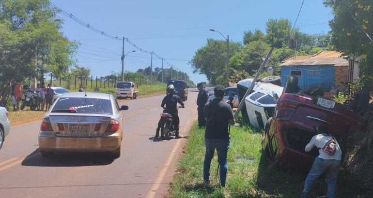 Los ocupantes del automóvil sufrieron lesiones y fueron llevados a un hospital.