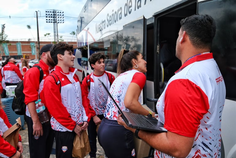 El Team Paraguay rumbo a Argentina. La "Pantera" Camila Pirelli viendo los detalles para la salida.
