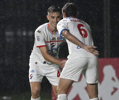 Festejo entre los mellizos argentinos Juan Fernando y Juan Luis Alfaro (25 años), luego de la anotación de penal del "6" contra Trinidense, durante el partido del lunes contra Trinidense en Barrio Obrero, finalizado 1-1.