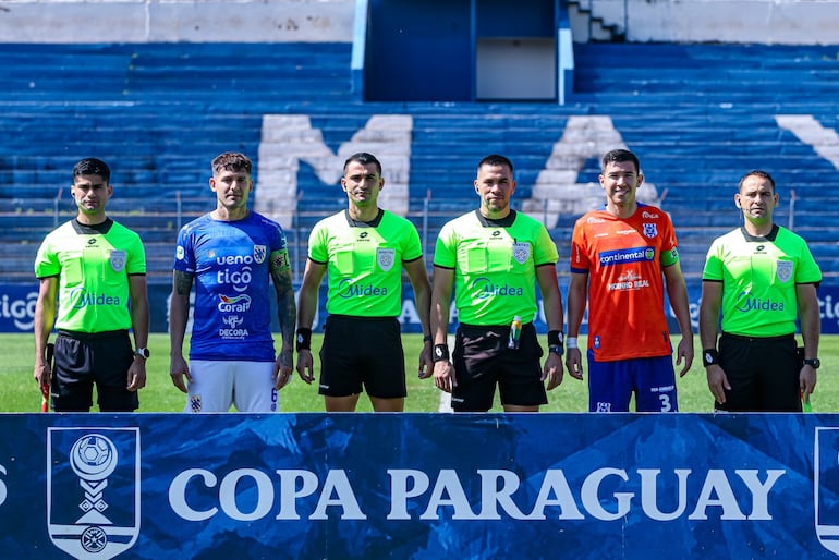 En la previa del encuentro, los protagonistas: capitanes de ambos equipos y terna arbitral, posan para la foto oficial.