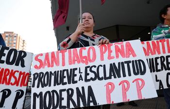 Integrantes del partido político Paraguay Pyahura realizan una manifestación a las afueras del Ministerio de Trabajo, Empleo y Seguridad Social, en una imagen de archivo.