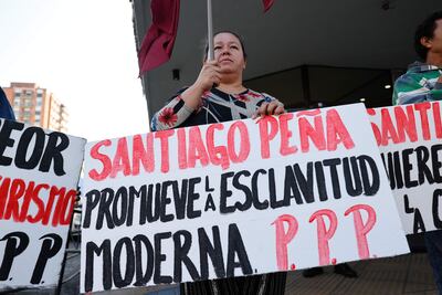 Integrantes del partido político Paraguay Pyahura realizan una manifestación a las afueras del Ministerio de Trabajo, Empleo y Seguridad Social, en una imagen de archivo.