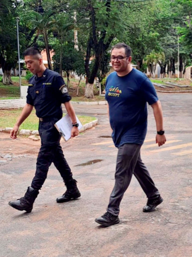 Oficial inspector Roberto Isaac Chaparro Martínez (de civil), condenado a 15 años de cárcel.