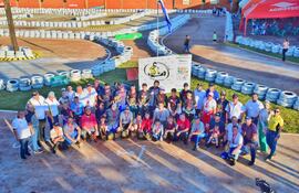 Histórico momento en el cual posan todas las autoridades, los pilotos e invitados especiales.