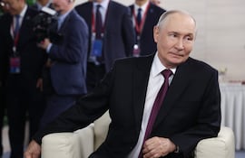 El presidente ruso, Vladímir Putin observa antes de una sesión plenaria del Foro Económico Oriental en la Universidad Federal del Lejano Oriente (FEFU), en la isla Russky, Vladivostok (Rusia)