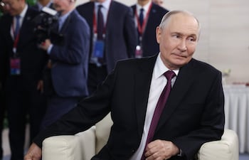 El presidente ruso, Vladímir Putin observa antes de una sesión plenaria del Foro Económico Oriental en la Universidad Federal del Lejano Oriente (FEFU), en la isla Russky, Vladivostok (Rusia)