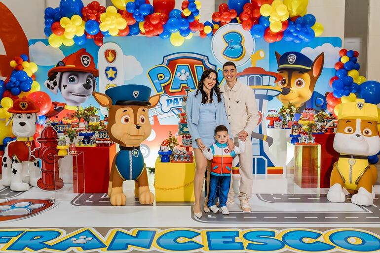 Francesco con sus papis Alexia y Miguel Almirón. Toda la deco del cumple giró en torno a Paw Patrol. (Instagram/Alexia Notto)