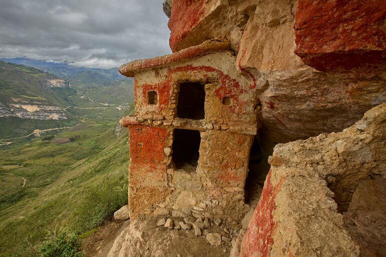 Los mausoleos pintados de Revash se aferran a los acantilados de Chachapoyas, guardianes eternos de una antigua cultura tallada en piedra y memoria, Perú.