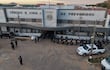 Uniformados de la policía en formación frente al Centro Nacional de Prevención, con vehículos policiales al fondo.