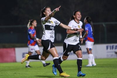 Natalia Villasanti y Amada Peralta festejando