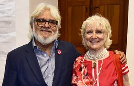 Aníbal Saucedo, director del CCR Cabildo junto a la artista italiana Tiziana Leopizzi.
