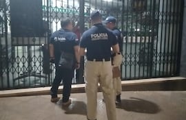 Agentes policiales llegan a la casa de cambios para el procedimiento.
