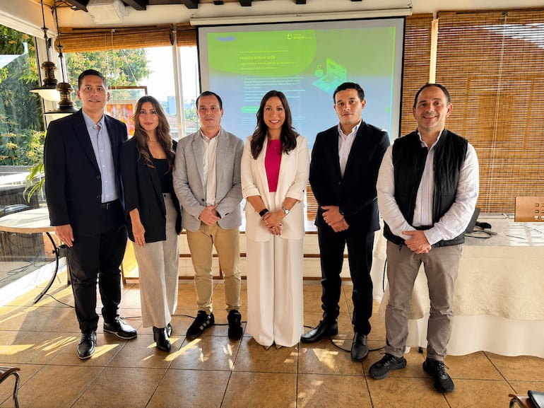 Rodrigo Maldonado, director de Capace; Daisy Britos, gerente general de Capace; Eduardo Szarán, gerente de productos de Dinelco; Amanda Rojas, country manager de Fenicio eCommerce; André Basso; especialista de productos digitales de Bancard; y César González, gerente comercial de Dinelco.