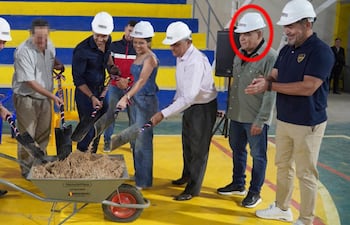 El senador Bachi Núñez (en círculo) participó en octubre pasado de la palada inicial para la obra de piso de parquet. Al lado estaba su hermano, Ricardo Núñez, como también se puede observar que acompañaron la hija y sobrino de Núñez, Sol Núñez y Ricardo Núñez, respectivamente. Asimismo, estuvieron el intendente de Villa Hayes, Luis López, y el presidente de UFI, Óscar Ramírez.