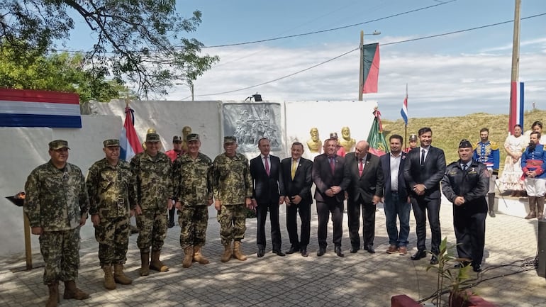 El ministro de Defensa Nacional, Óscar González, junto al gobernador de Ñeembucú, Víctor Hugo Fornerón (ANR); el intendente de Pilar, Fernando Ramírez (ANR), y oficiales del alto mando del Ejército Paraguayo.