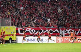 Festejo del gol olímpico del Deportivo Cuenca, señalado por el argentino Lucas Mancinelli.