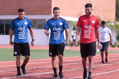 El portero invitado Miguel Martínez (d) y los hermanos Romero, previo al entrenamiento.