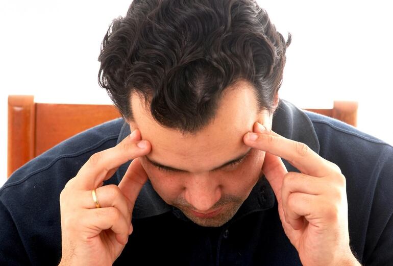 Distinguir entre un dolor de cabeza común y una migraña es crucial para recibir un tratamiento adecuado.