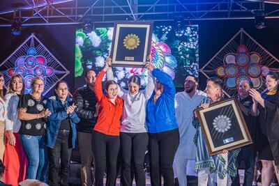 Las integrantes de Las Paraguayas celebran la obtención del premio "Ñandutí de Oro" en el Festival Nacional del Ñandutí.