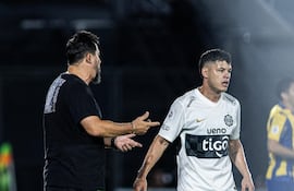 El entrenador de Olimpia, Pablo "Vitamina" Sánchez brindando indicaciones al volante franjeado, Richard "Cachorro" Sánchez, quien ayer tuvo su primera titularidad. (Foto: @elClubOlimpia)