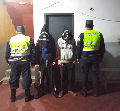 Los dos jóvenes detenidos tras el hurto de una caja de cerveza.