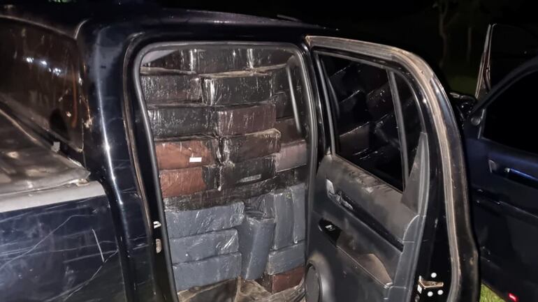 Una de las camionetas incautadas, repleta de paquetes con marihuana prensada. Tanto en la carrocería como en la cabina llevaba los ladrillos.