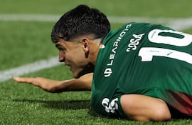 El delantero paraguayo de Palmeiras, Ramón Sosa queda tendido en el césped tras sufrir una lesión en el tobillo izquierdo que lo obligó a abandonar el campo de juego en el empate ante Cruzeiro.