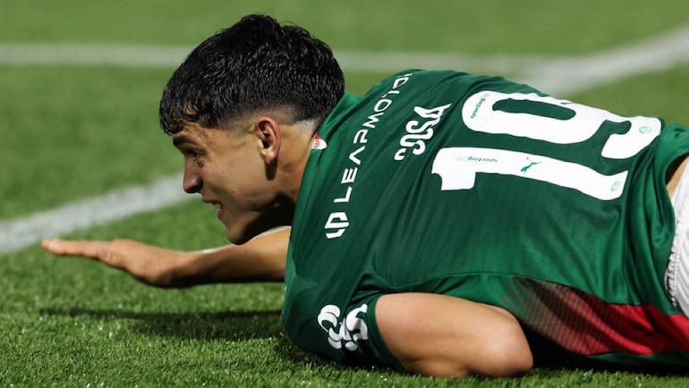 El delantero paraguayo de Palmeiras, Ramón Sosa queda tendido en el césped tras sufrir una lesión en el tobillo izquierdo que lo obligó a abandonar el campo de juego en el empate ante Cruzeiro.