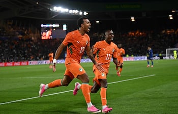 El defensor de Costa de Marfil, Guela Doue (#17), celebra tras anotar el gol del empate durante el partido de fútbol amistoso internacional entre Francia y Costa de Marfil previo al torneo de la Copa Mundial de la FIFA 2026 en el Stade de la Beaujoire en Nantes, en el oeste de Francia.