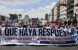 Familiares de presos políticos sostienen carteles durante una manifestación este viernes, en Caracas (Venezuela).