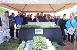Pequeños productores frutihortícolas de Central recibieron asistencia integral de parta de la gobernación.
