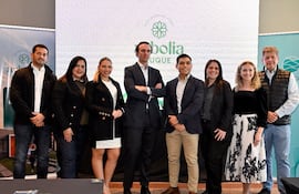 Gerardo Wasmosy, Gloria Riveros, Sol Fernández, Fernando de Cevallos, David Proaño, Anahí Quiñónez, Sofía Domaniczky y Rafael Plañiol.