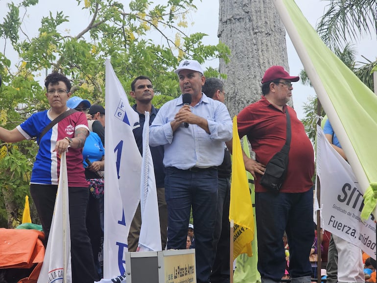 Silvio Piris, presidente de la FEP, en el centro y Gabriel Espínola, secretario general de la Otep-Auténtica (derecha), durante las protestas del martes pasado.