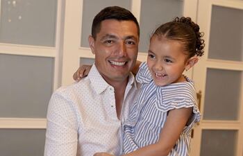 ¡Papá feliz! Óscar "Tacuara" Cardozo con la cumpleañera Julieta en sus brazos.