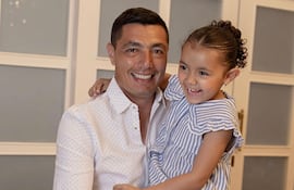 ¡Papá feliz! Óscar "Tacuara" Cardozo con la cumpleañera Julieta en sus brazos.