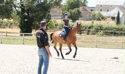 La juvenil amazona Giovanna Santi refuerza sus entrenamientos con miras al Sudamericano de Santiago, y actualmente está en una Clínica de Equitación en Francia.