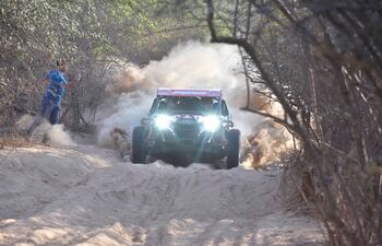 La dupla compuesta por Óscar Santos Peralta y Mirna Pereira, al mando del UTV #202 Can Am Maverick R del Santos Racing, comandaron indiscutiblemente todas las acciones en la categoría T3.