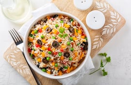 Ensalada de arroz y aceitunas.