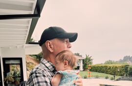 Bruce Willis celebrando el Día del Padre con su nieta Louetta en brazos. (Instagram/Rumer Willis)