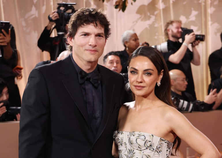 Mila Kunis y su esposo Ashton Kutcher, otra parejita presente en los Golden Globe Awards en el Beverly Hilton Hotel. (Michael Tran / AFP) 