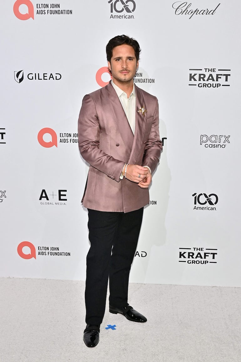 El mexicano Diego Boneta asitió muy elegante a la 34ª fiesta anual de la Fundación Elton John contra el SIDA para ver la entrega de los Premios de la Academia en West Hollywood, California. (Jerod Harris/Getty Images/AFP)
