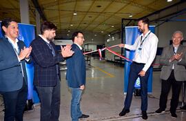 Samuel Bergen, director comercial, y Fernando Rentería, gerente de Record Production, dieron el corte de cinta en la inauguración oficial.