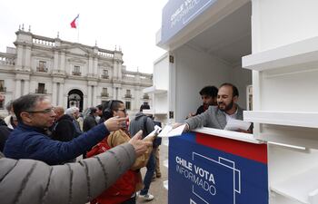 Amnistía Internacional (AI) aseguró este jueves que la nueva propuesta constitucional que se plebiscitará en Chile en diciembre “contiene muchas amenazas para el ejercicio de los derechos humanos” y deja a la ciudadanía “aún más desprotegida”.