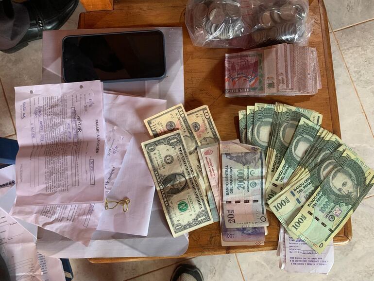 Algunas evidencias, como documentos y billetes en guaraníes y dólares, fueron incautados en los allanamientos a las viviendas de los ex funcionarios de LongPort SA.