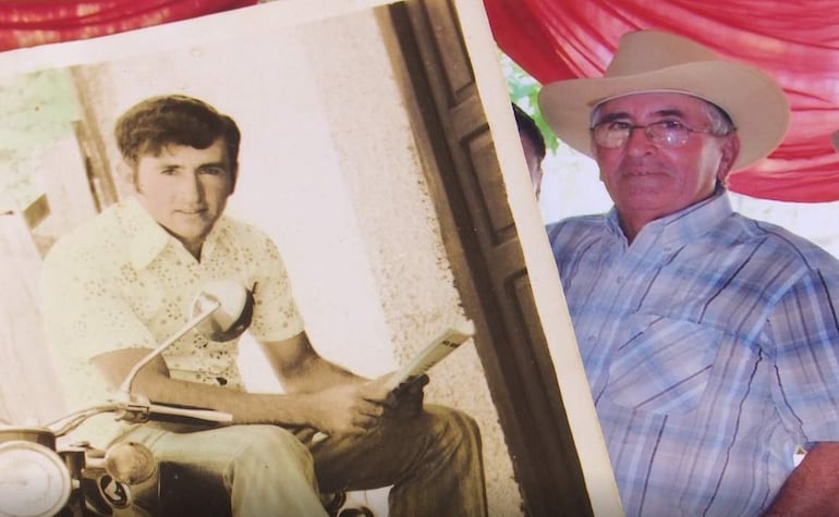 Félix Urbieta (joven) vestido con camisa floral y un cuaderno. Félix Urbieta (mayor) con sombrero y gafas, en un entorno familiar.