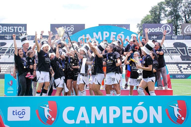 La premiación de las franjeadas tras volver a ganar en la mañana de ayer a Guaraní, en el partido de vuelta, en Para Uno.