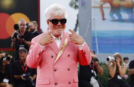 El director y guionista español Pedro Almodóvar llegando con su look rosa chicle al estreno de 'The Room Next Door' en el 81º Festival Internacional de Cine de Venecia, en Venecia, Italia.