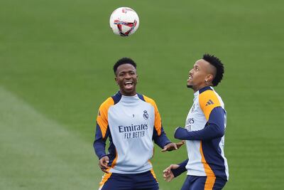 Los jugadores del Real Madrid, Vinicius Jr (i) y Eder Militao (d) durante el entrenamiento del equipo este viernes en la ciudad Deportiva de Valdebebas en Madrid antes de su enfrentamiento liguero de mañana contra el FC Barcelona.