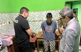 Agentes especiales de la Senad y del Ministerio Público conversan con el sospechoso detenido. Ilario Gabriel Garay (21), alias “U Menor”, sería uno de los encargados de un depósito de marihuana.