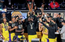 LeBron James (38 años) levanta la Copa NBA tras vencer a Indiana Pacers en la inédita final.